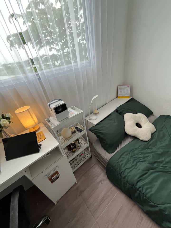 Musim hujan di kamar mungil🍃

Karena mendung sepanjang hari, aku memutuskan untuk memasang vitrase. Agar aku bisa membuka jendela sepanjang hari tanpa menggunakan venetian blind.

Vitrase juga memberikan kesan lebih cozy pada kamar. Jadi aku tidak perlu mendekorasi sisi dinding yang dipasang vitrase. Lebih terlihat minimalis bukan?

#bedroomstyling #bedroomdecoration #decorlowbudget #kamartidur #minimalist #rumahmungil