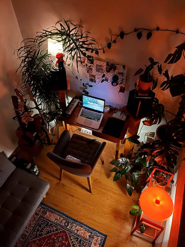 Suasana malam di Philodechamber, membangun suasana yang hangat dengan lampu-lampu di beberapa sudut ruangan.
#urbanjungle
#tinyhouse
#plants
#mezzanine
#nightmood
#Inspirasikamar
#livingroom