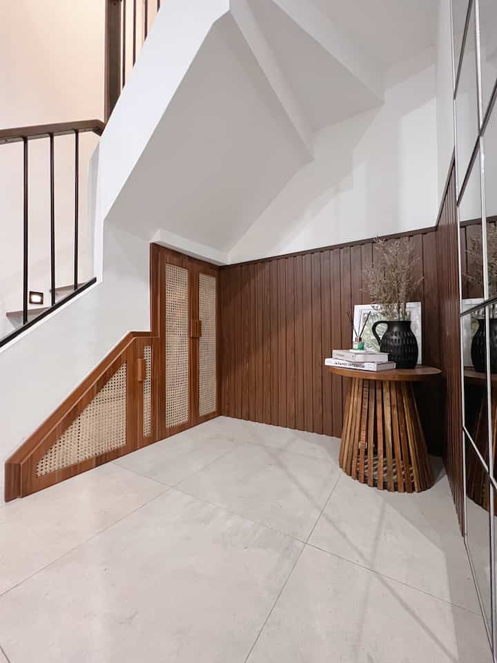 Halo sahabat Ohouse!

Space kecil hasur dimanfaatin sebaik mungkin supaya fungsinya maksimal,,

Dekor tipis-tipis supaya estetik dan bikin hepi kalau diliat 🤍

#AreaBawahTangga
#MusholaMini
#sudutEstetik
#Industrial
#Rumah 
