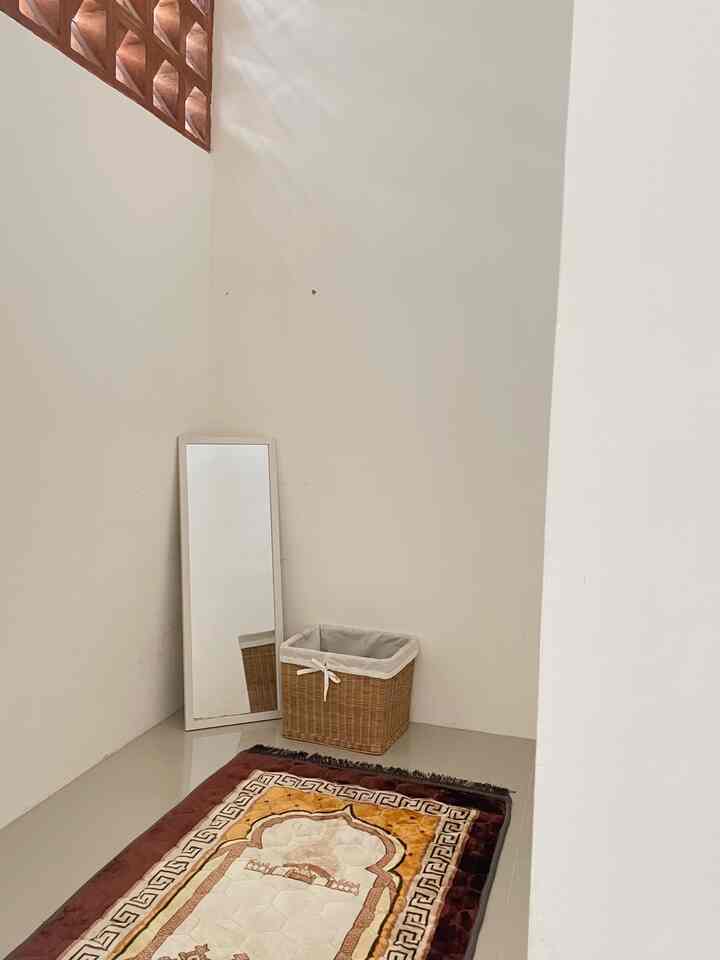 Mini Mihrab 🤲🏻

Dengan dekorasi sederhana dan essensial, tapi sangat mencukupi kebutuhan beribadah kami.

Saking mininya, mihrab/mushola ini hanya muat 2 orang. 

Cerita sedikit yaaa sebenarnya di desain awal mihrab ini cukup besar (uk 2x2m) tapi ketika proses renovasi hasilnya jadi super kecil (1,5x2m) lesson learn pastikan selalu ukur dan periksa sebelum tembok naik bata, dan yang terpenting pakai tenaga tukang yang berkualitas. 

Tapi berapapun ukurannya tetap kami syukuri karena tempat mushola mini ini jadi sumber keberkahan dan ketenangan kami dalam beribadah.. terlebih saat bulan ramadhan seperti sekarang 🤎 

#inspirasimushola #dekorasimushola #mihrabinspiration #musholadecor #iftar #ramadhanvibes 