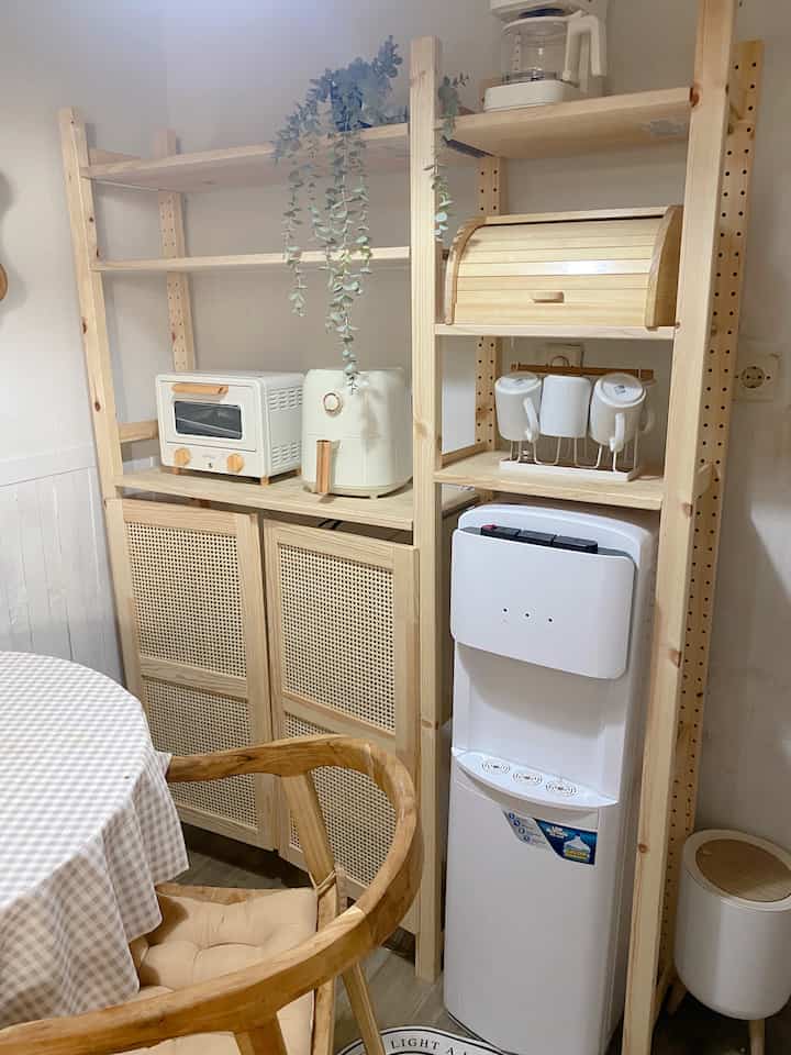 Salah satu spot estetik di rumah dinas ini adalah di dining room ini. Rak penyimpanan ini adalah salah satu wishlist aku yg akhirnya bisa aku centang ✅ yaitu dari IKEA IVAR. Selain estetik rak ini pun jg sangat fungsional menyimpan printian dapur elektronik aku. Rak ini bisa di adjust sesuai kebutuhan dan di jualnya pun terpisah sehingga bisa di cicil dulu satu satu 
#StylingRuangMakan #Diningroomstyling #inspirasiruangmakan #dekorasiruangmakan #rumahdinas #rumahpedesaan #minimalis 