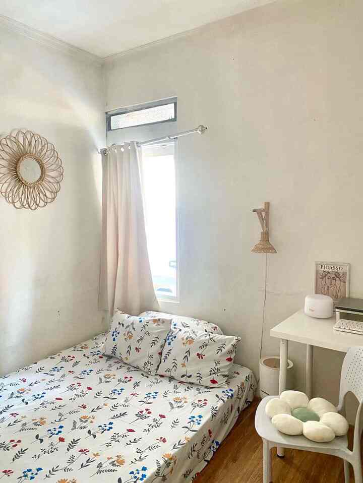Styling kamar tidur dengan ganti sprei sangat membuat vibes jadi beda ya. Disini aku pake konsep korean room decor karna suka bgd sama unsur warna putih. Kamar dengan unsur putih membuat ilusi kamar mnjadi lebih luas di kamar ini yg hanya berukuran 2,7 m x 2,7 m
#inspirasikamartidur #bedroominspo #stylingkamartidur #kamartidurmungil #dekorasikamartidur #rumahdinas #rumahpedesaan #koreanroom