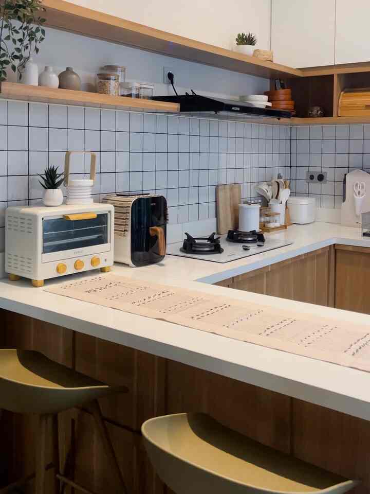 ✨ Dining aera @rumahghanefa ✨ 

Kalau ditanya, meja makan dimana? Jawabannya: gapunya 🤣

Anak-anak lebih sering nungguin masakan ibunya ya di area ini. Meja bar yang gak bar-bar banget karena aku buat rata sama top table kitchenset. Mereka duduk sambil kadang terkantuk-kantuk.

Viewnya langsung kitchen sink, kadang suami cuma duduk-duduk aja sambil ngobrol sama istrinya yang lagi demo masak. Kadang jg area ini jadi area foodprep sebelum masak. 

Area ini juga cukup untuk makan bersama 4 orang, kami juga sering lesehan di ruang keluarga. 

Jadi meja bar ini menghemat ruang, multifungsi, dan sesuai sama kebiasaan keluarga kami ☺️

 #StylingRuangMakan 
 #DiningRoomStyling
 #InspirasiRuangMakan