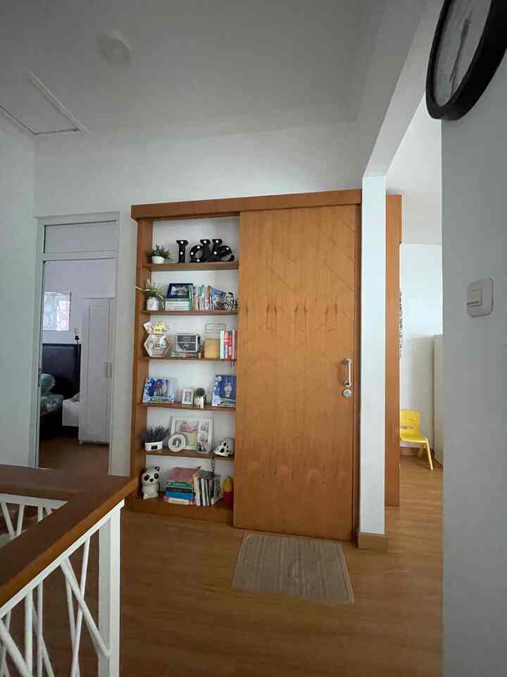 Ini merupakan salah satu contoh hidden room yg ada di rumah kami dengan tambahan decorasj shelf rak custom
Dibalik pintu ini ada kamar mandi yg berada di lantai 2 rumah ini

#hiddendoorconcept
#hiddendoordecor
#homedecor
#industrialisminimalis
#bathroomdoor
