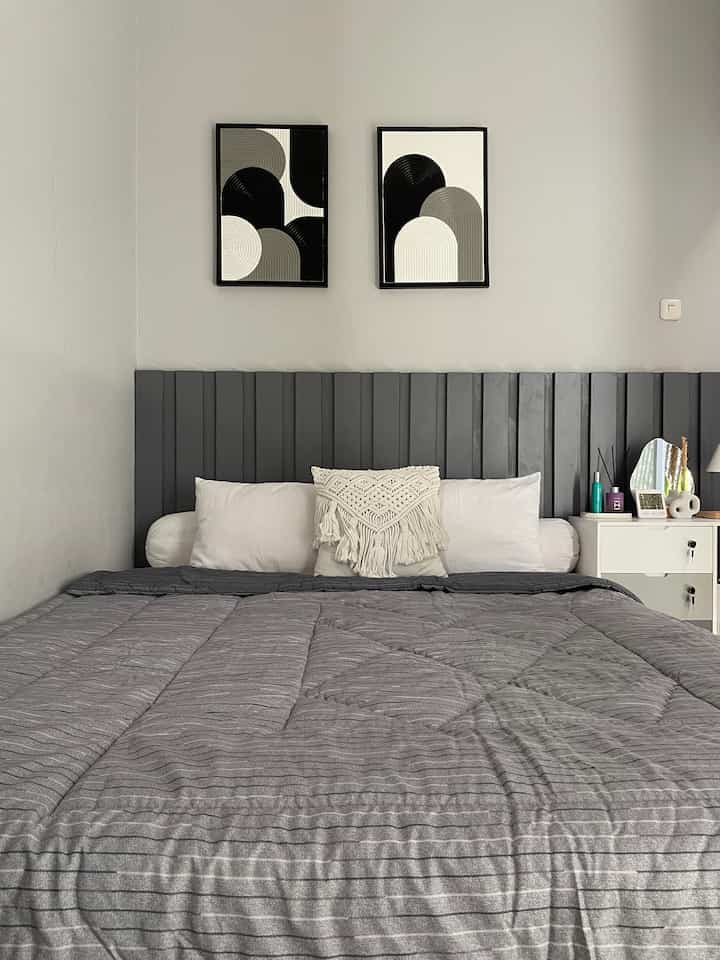 Kamar satu-satunyaaa yang selalu inframe karena kamar lain masih kosooong semoga ga bosen yaa. Kamar tema abu dengan segala perintilan monokromnyaaa ini semua aku dapetin dari umkm. Meski minimalis, bagiku kamar ini tempat paling nyaman untuk relax & qt bersama suamii. Terdapat jendela besar & juga taman mini agar sirkulasi udaranya tetap fresh sepanjang hari. Semoga menginspirasii. 🩶✨

#BedroomStyling #BedroomDecor #MakeOverKamarTidur