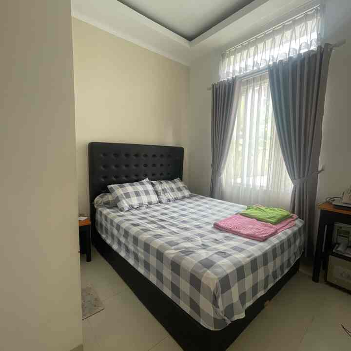 Bedroom

Tempat istirahat dan kumpul anak2 juga, walaupun udh ada kamar masing-masing.

Ukuran kamarvyang tidak terlalu besar, dan ada kamar mandi didlaamnyaa. Furniture tidak banyak disini, ada meja pojok tempat suami kerja dan meja sudut untuk printilan bunga.

Menggunakan warna cat white - krem. Dengan sentuhan gorden krem dan vitrase putih.

#BedroomStyling
 #BedroomDecor
 #MakeOverKamarTidur
#Bedroom
#kamartidur
#rumahdalamgangskm