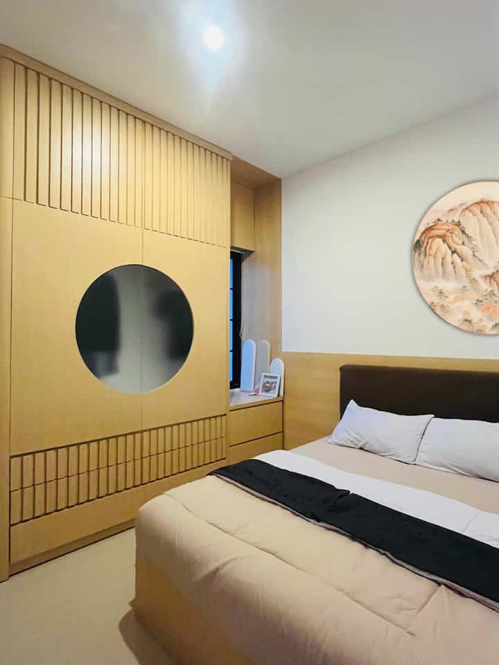 Cozy bedroom

Tempat tidur yang nyaman menurut kami itu harus simpel dan banyak storage supaya barang dan baju tertata rapi dan tidak berantakan 

#bedroomstyling #bedroomdecor #makeoverkamartidur #japandibedroom #kamarutama #bedroomminimalist