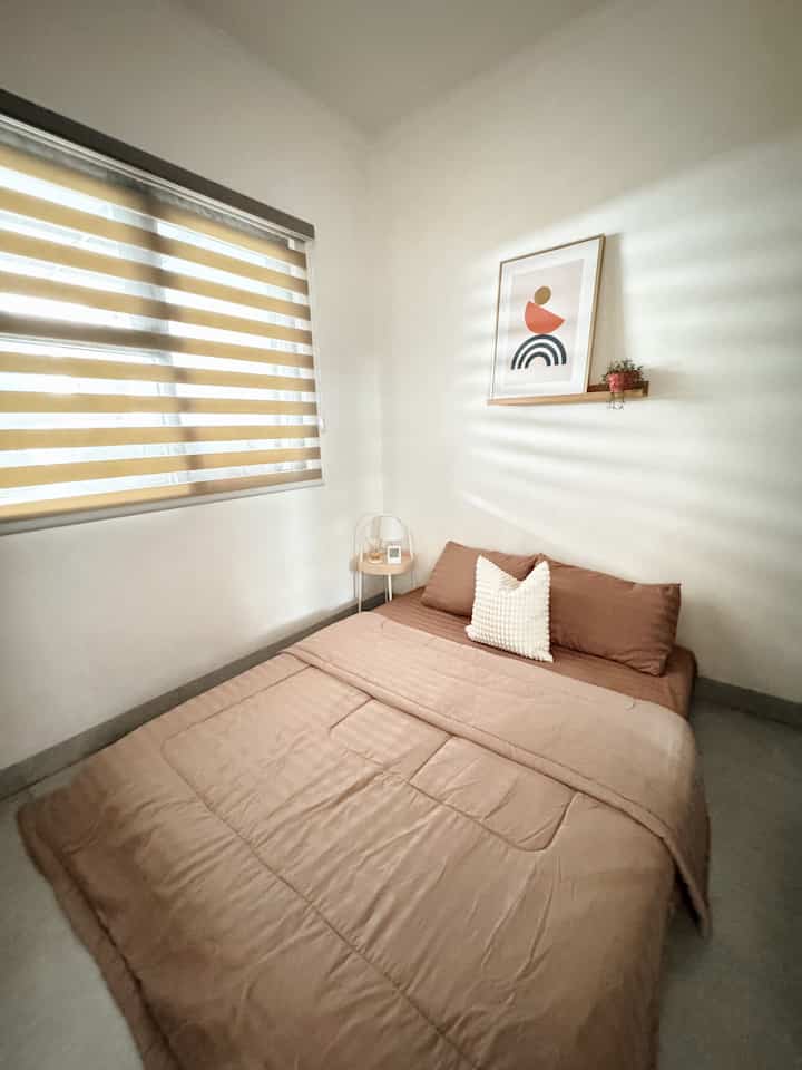 Kamar tidur utama ini ukurannya tidak terlalu besar yaitu 2,8x3m dan karena fungsinya untuk istirahat jadi dekorasinya juga simple, disamping kasur kita simpan meja untuk menyimpan lampu, jam, reed difusser agar tidur makin rileks dan memilih warna sprei yang netral atau earth tone 🤎
Supaya dindingnya tidak terlalu polos kita tambahkan ambalan untuk menyimpan wall decor dan bunga artificial juga supaya makin fresh 🍃

#BedroomStyling
#BedroomDecor
#MakeOverKamarTidur
#KamarTidurMinimalis
#BedroomMinimalist
#InspirasiKamarMinimalis
