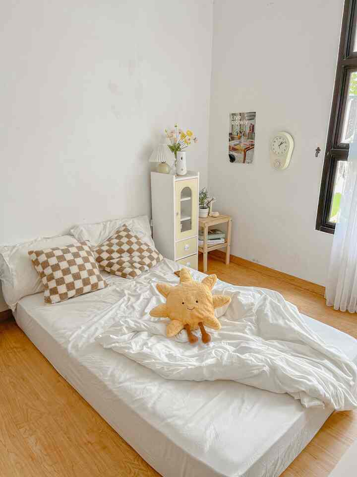 Hai semua.
Bagaimana puasanya kali ini, masih pada lancar?
Kali ini tumben cerah ya, setelah mendung hampir semingguan. pas banget sedang cerah aku langsung jepret aja kamar tidurku ini 🧸. 

Oiya kemaren nemu boneka gemash ini di shopee, menurut kamu berapa level gemashnya 1-10 ? Tulis di coment coba 🫶🏻🥰.

#bedroomstyling #bedroomdecor #makeoverkamartidur #bedroominspo #pinterestbedroom #koreanstylebedroom