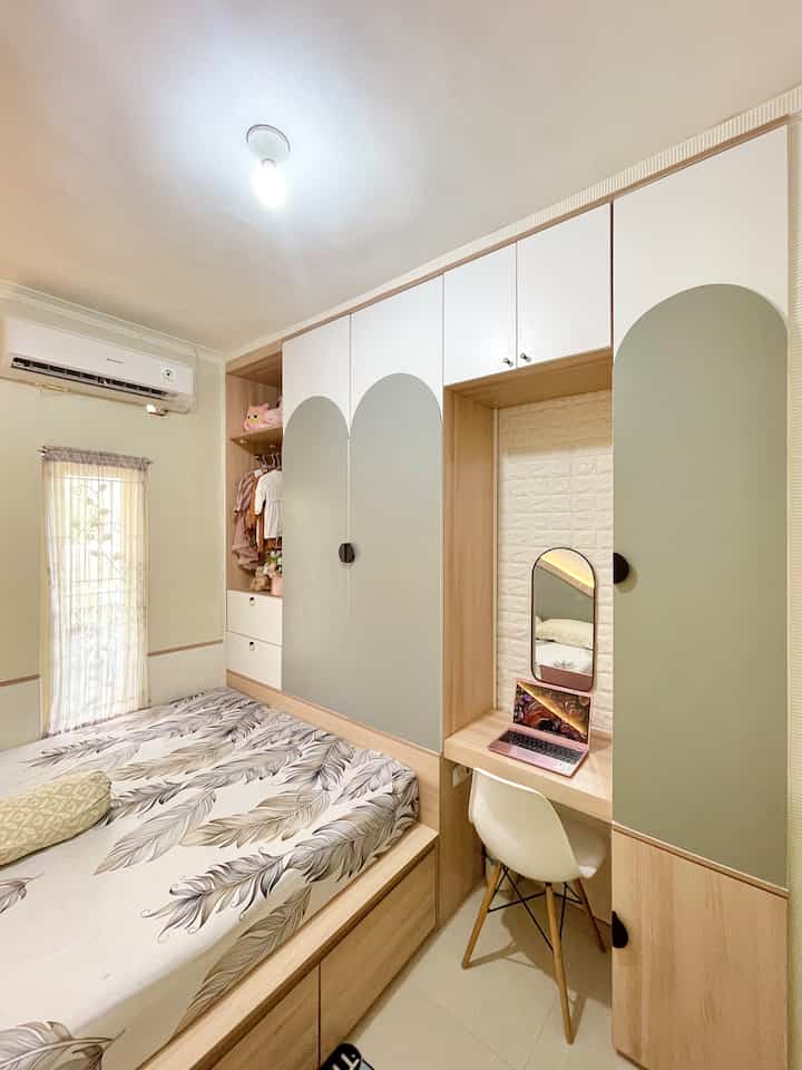 Suasana kamar yang ingin kami ciptakan di kamar anak ini adalah nyaman, bersih, rapi dan multifungsi. Memutuskan untuk memakai Tatami Bed di kamar anak yg berukuran kecil ini menurut kami sangatlah tepat. Selain model dipan yang timeless (bisa terus digunakan hingga anak dewasa), Tatami bed juga memberikan solusi untuk masalah kerapian di bagian storage. Karena di bawah dipan terdapat ukuran drawer yang besar bisa meletakan bedcover, bantal cadangan, mini suitcase dll, sehingga kamar bisa tetap terlihat rapi meskipun menyimpan banyak barang. Selain itu, Tatami bed juga memiliki fungsi lain, yaitu untuk area bermain anak saat kasur diangkat. 
Perjalanan mendesign kamar anak ini kami mulai dengan memasang batten wall dari woodplang GRC agar tembok memiliki serat seperti kayu, lalu kami melakukan kesepakatan design dengan vendor. Mulai dari ukuran-ukuran setiap bagian lemari, pemilihan warna, posisi meja belajar, pemilihan handle yang disukai anak dll. Setelah semuanya fix, kami melakukan pemesanan selama 1 bulan. Vendor kami adalah adikku sendiri yg seorang engineer namun tertarik mendesign dan membuat build in furnitur diwaktu cutinya. Jadi, kami sangat terbuka untuk urusan konsultasi design dsb. Terakhir, vendor juga menyarankan supaya stop kontak listrik dari tembok dipindahkan ke bawah meja belajar, untuk memudahkan aktifitas charging, menyalakan lampu dll. #bedroomstyling #bedroomdecor #MakeOverKamarTidur #tatamibed #kidsroom #japandibed 