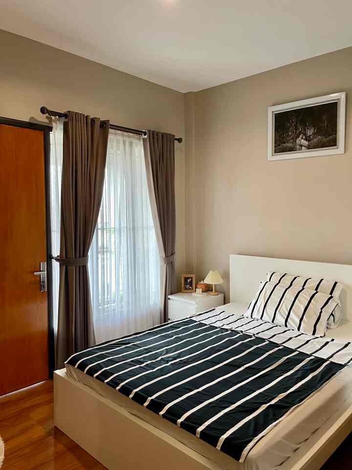 Master Bedroom✨

Pemilihan furnitur yang tidak terlalu besar dengan warna netral yang senada menjadikan kamar tidur yang mungil ini terlihat nyaman. Pada kanan dan kiri tempat tidur kami memilih menempatkan nakas kecil dan lemari pakaian dengan model pintu geser untuk spacesaving.

Disisi lain, kami menempatkan standing mirror yang membuat kesan kamar lebih luas.

Untuk lantainya kami memilih menggunakan lantai kayu (parket) dan cat tembok bernuansa 'warm greyish-white shade, with a red undertone' Membuat kamar tidur semakin hangat dan nyaman.

#BedroomStyling
#BedroomDecor
#MakeOverKamarTidur
#InspirasiKamarTidur
#KamarTidurMungil
#DekorKamar