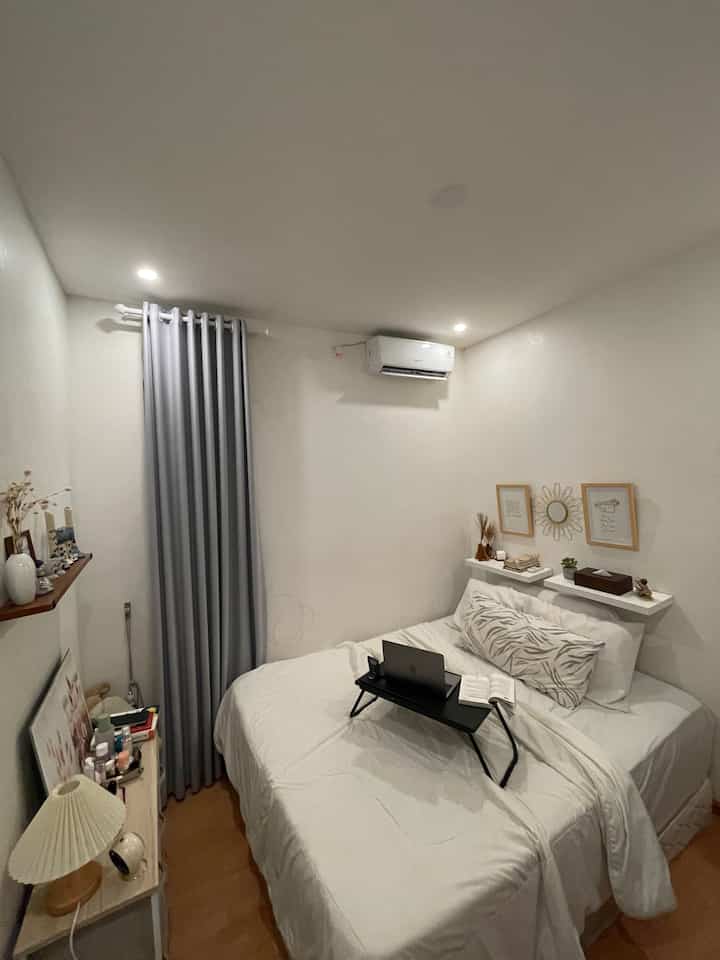 Sebisa mungkin aku selalu mencoba agar kamar tidur kami nyaman, meskipun tentunya ukuran ruangan yang kecil agak membatasi kreativitas dalam mendekorasi kamar. Semenjak pindah ke daerah, kami lebih nyaman dengan konsep ‘No Headboard Bed’ dan hanya furniture yang sangat penting saja yang kami letakkan di dalam kamar. Kadang klo lagi mager aku menghabiskan waktu yang cukup lama di kamar, termasuk online meeting ataupun sekedar menonton drama. 

#BedroomStyling
#BedroomDecor
#MakeOverKamarTidur
