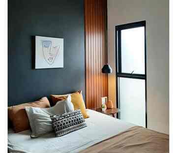 Explore Kamar Tidur Dengan Warna Hitam

Kata orang hitam memberi kesan gelap suram & banyak nyamuk, tpi klo dimatch dengan warna2 bumi perkataan orang itu menurutku salah. 

Terus terang awal pilih cat dinding warna hitam memang mau beda aj dari yg biasa & ternyata ga salah pilih, kesan gelap suram itu buatku ga berlaku krna setelah dicombine dengan wallpanel dari conwood yg dicat warna kekayuan malah outstanding bgt & karna kamar ini ga besar jdi baik furniture ataupun dekorasinya juga minim & simple aj biar ga terkesan sumpek 

Tips biar kamar nyaman ga banyak nyamuk & nyaman bukan karna catnya mau warna gelap atau terang, tapi jangan banyak barang bergantungan atau berserakan baiknya rajin declutter yg udh ga terpakai, sapu pel lap2 & vacuum biar perlu biar ga debuan, dan perhatikan sirkulasi udara, buka jendela & pintu di pagi hari biar ada pertukaran udara ya & hemat listrik ac jangan on terus 



#Bedroomstyling #Bedroomdecor #MakeOverKamarTidur #interiorkamartidurutama #kamartidur #desaininterior #dekorasirumah 