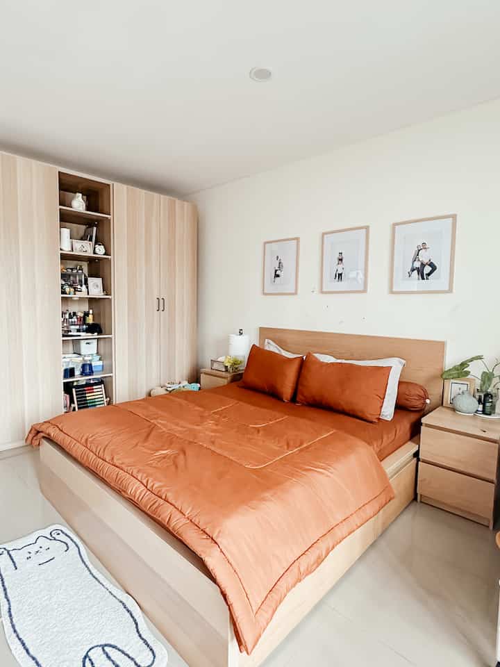 Master Bedroom Casaaksadaru ☀️

Selamat siang semua! 
Kamar utama ini menghadap ke timur dan dilengkapi dengan jendela besar serta teras kecil di depan sehingga cahaya pagi langsung masuk ke kamar. Ruangan kamar menjadi terang, lega, dan tentunya udara juga lebih segar. 

Kenyamanan adalah yang utama di dalam bedroom ya kan? So pemilihan furniture sangatlah penting agar menjadi nyaman dan pasti enak dilihat. Furniture di kamar ini lebih ke japandi ya kayu2 soft gitu. Sebenernya pengen banget makai lantai vynil cuma belum kesampaian nih, semoga next bisa renov lagi! 

Semoga bisa menginspirasi yaa! 

#BedroomStyling
#BedroomDecor
#MakeOverKamarTidur
#casaaksadaru