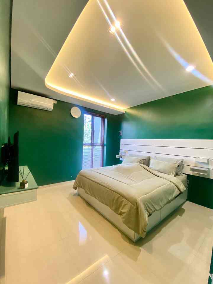 Halo Teman Ohouse, selamat datang di Kamar Tidur Utama House.of.chel

-

Banyak yang bertanya , termasuk tukang kami saat mengecat tembok kamar tidur ini dengan pertanyaan, “Pak , bu kok warna cat tembok nya hijau seperti ini ? biasanya pilihan warna pda umumnya natural seperti putih abu dan cream. Nah kami selalu menjawab “wah dahulu sudah pernah pak dan kali ini ingin yang berbeda dari biasany dengan warna lebih gelap sehingga saat tidur jadi lebih tenang. 

-

Nah akhirnya kami memilih warna hijau “Emerald Green‘’ ini … ntah langsung klik dan saat tidur menjadi lebih sunyi dan tenang

-

Untuk dekorasi kamar ini kami memilih untuk menghilangkan hiasan tembok agar terkesan bersih saja. yuk apakah menginspirasimu untuk yang mau out of the box ? ❤️

#BedroomStyling
#BedroomDecor
#MakeOverKamarTidur
#Jakartatimur