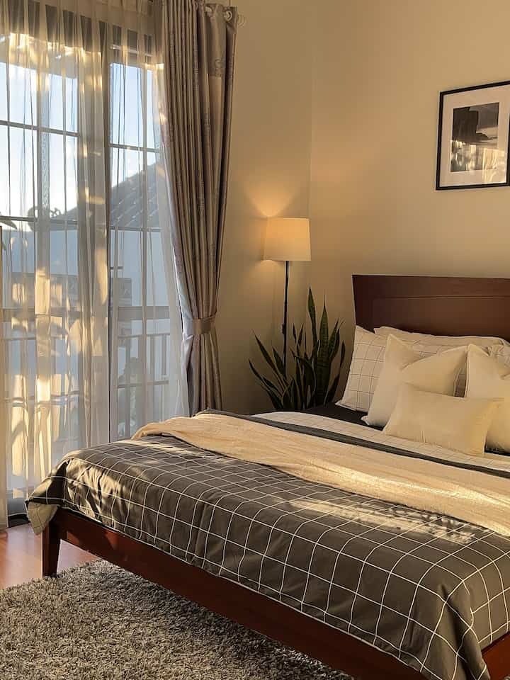 Kamar utama dengan jendela yang cukup besar sebagai sirkulasi udara serta pencahayaan yang di design semaksimal mungkin agar nyaman untuk tempat beristirahat.

Semua furniture di kamar ini material kayu dengan warna bervariasi ada yang putih dan juga warna kayu dan lantai nya memakai parket kayu untuk mendaparkan kesan hangat pada kamar. 

Dan untuk dekorasi sederhana dan tidak banyak hanya berupa bedside table frame berukuran 16R sebanyak 3 pcs, stand lamp sebagai lampu tidur, tanaman asli lidah mertua dan karpet pada lantai. 
Semoga kamar ini bisa menginspirasi.

 

#BedroomStyling
#BedroomDecor
#MakeOverKamarTidur
#Bedroom
#Decorlowbudget
#Midcenturymodern
#Tangsel