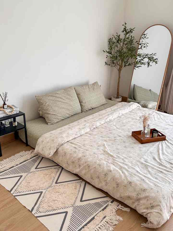 Kamar tidur utama ✨

Senada dengan ruangan lainnya, kamar tidur di rumah ini juga tetap menggunakan warna-warna netral. Kasur di kamar tidur utama ini masih kami tempatkan di lantai, belum menggunakan divan karena kami masih memiliki toddler yang tidur bersama kami. 
Untuk menambah kesan hangat dan nyaman, kami suka menggunakan sprei berwarna netral dan juga menggunakan SPC berwarna soft untuk lantai.

#BedroomStyling #BedroomDecor #MakeOverKamarTidur #KamarTidurMinimalis #Bedroom #KamarTidur