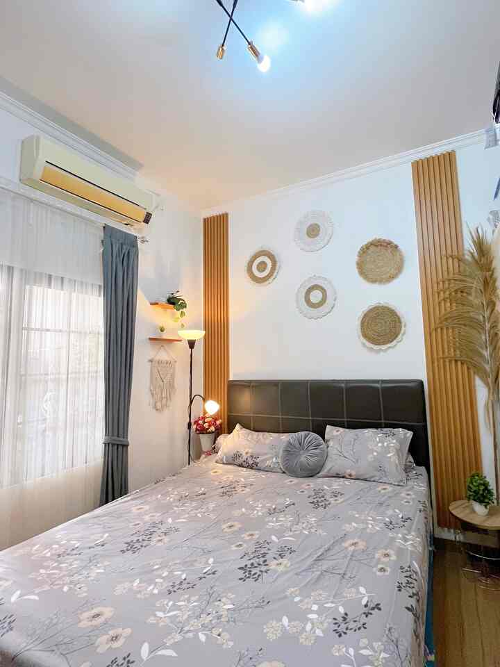 Ini kamar utama di rumah kami yang berukuran 3,5 x 3,5 m. Belum terlau banyak sentuhan dekorasi, kami hanya menambahkan wallpanel dan hiasan seagras dinding. 

Alhamdulillah sudah cukup nyaman untuk tempat beristirahat dari penat nya hiruk pikuk dunia, hihii 😊🥰

#BedroomStyling
#BedroomDecor
#MakeOverKamarTidur
#InspirasiKamarTidur
#KamarTidurMinimalis
#IdeDesainKamar