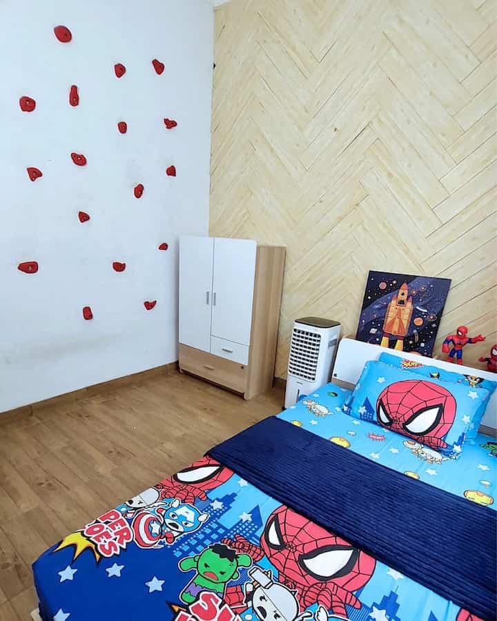 Cerita kamar anak ukuran 3 x 3m
.
Ini suasana kamar anak k2 kebetulan memang kamar ini yg ukurannya paling kecil. Jd aku usahain ga banyak barang & tetep dengan konsep natural white.
.
1 sisi dinding aku pasang wallfoam karna dinding ini lembab walopun udh ganti" cat pasti lama" ada aja jamur ya makanya ditutup pake wallfoam..
.
Pemasangan poin panjat berawal dari anak aku yg susah buat konsentrasi & fokus saat belajar online ketika pandemi. Menurut psikolog anak aku itu super aktif jd buat bikin dia konsentrasi harus di banyakan kegiatan yg mengeluarkan energi. Aku pilih wall climbing karna banyak pengaruh positifnya juga. 
.
Semoga bisa menginspirasi 

#bedroomstyling #bedroomdecor #makeoverkamartidur #kamartiduranak #bedroom #kidsbedroom 