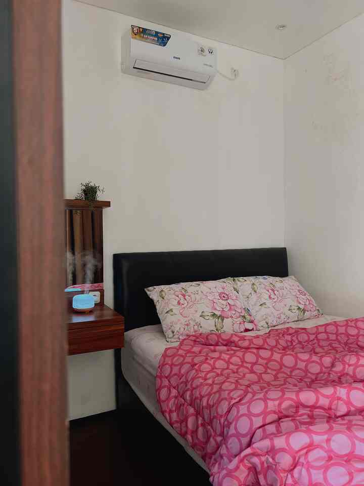 Hai! 🙋🏻‍♀️
Kamar moodnya lagi pink nih, ternyata pink cocok juga untuk nuansa rumah yang didominasi cokelat dan hitam. Dikamar utama ini ga banyak dekorasi karena memang lahannya juga ga besar, hanya ada ranjang, lemari dan meja rias yang sengaja kami custom dengan warna senada dengan lantai vinyl dan menyesuaikan sisa space dikamar.
Happy wednesday ✨

#BedroomStyling
#BedroomDecor
#MakeOverKamarTidur
#bruwnhouse
#InspirasiKamarMungil
#IndustrialHouse