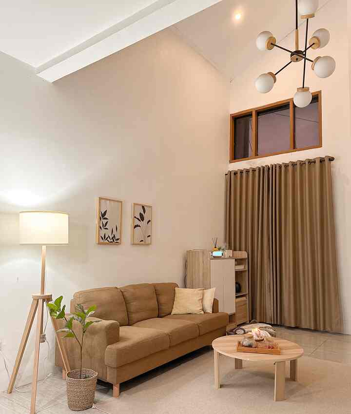 Living room di keinahouse menggunakan 2 jenis pencahayaan , lampu utama menggunakan white lighting tapi jujur deh ini jarang banget kami pake kecuali lagi ada acara bareng keluarga, yang kedua kami gunakan warm white lighting. 

sehari - hari kami gunakan warm lighting dari down light ataupun dari standing lamp , karena menurut kami menggunakan cahaya yang redup itu bikin relax , 

ada dua down light diruangan ini kami gunakan lampu Philips 5 watt jenis warm white , untuk standing lamp kami gunakan Ikea Lauters, dengan bulb warm white🤎  

kalo temen temen tim redup atau terang ? 

#HomeLighting #InspirasiLampu #Lampurumah #livingroom #Livingroomlighting #japandihome #homey 