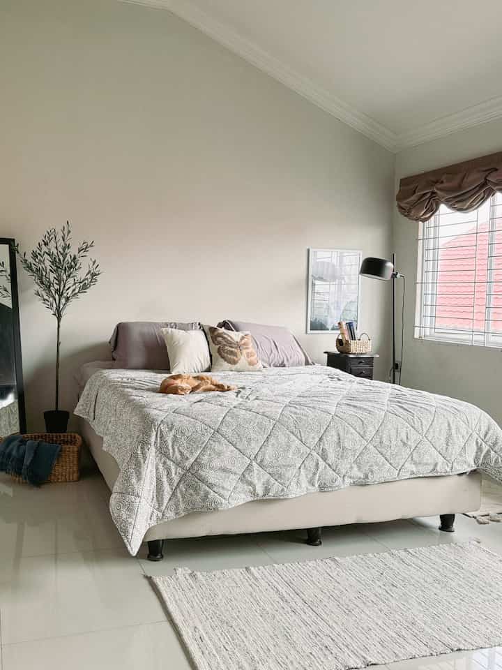 Bedroom Vintage Style.

Bedroom styling favoritku adalah vintage klasik,namun tetap terlihat simpel dan rapi.
Bagiku kamar yang simpel dan rapi membuat nyaman untuk beristirahat dari kesibukan.Perpaduan old style dan benda dekorasi modern menciptakan suasana kamar jadi elegant.

#BefroomStyling
#BedroomDecor
#MakeOverKamarTidur
#Vintagestyle