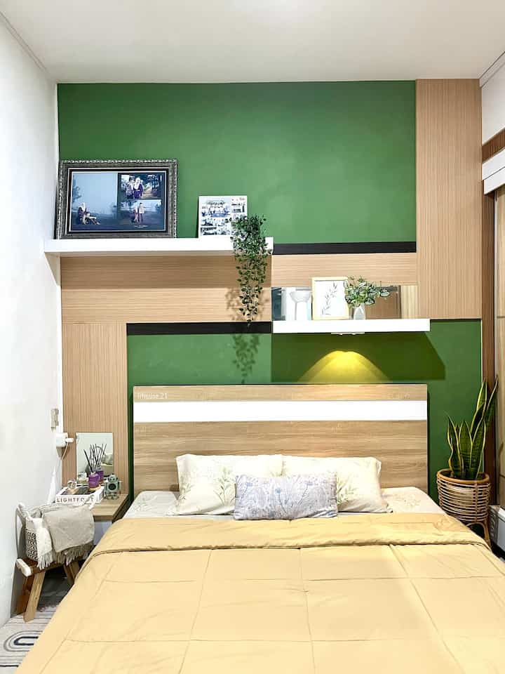 Tropical Warm Bed Room

Kami ingin menciptakan suasana kamar yang warm, natural dan nyaman. Di kamar ini dominan furnitur unsur kayu dan nuansa hijau dari dekorasi. Untuk kenyamanan kami menambahkan karpet bulu yang hangat.

Kami mendapatkan furniturnya dengan custom sedangkan item dekorasinya dari marketplace.

#BedroomStyling
#BedroomDecor
#MakeOverKamarTidur
#irhouse
#Mainbedroom
