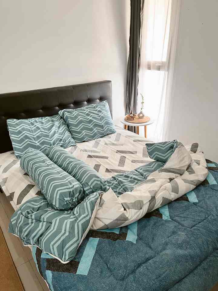 Walau masih belum eyecatching dengan penampilannya, suasana kamar tidur yg kami ciptakan ada scandinavian agar suasana lebih hangat.

furnitur dan dekorasi yg di terapkan masih berbau warna black, white and wood.
untuk sprei yg di pakai pun bernuansa biru agar menyala dan menghangatkan.

disini dekorasi yg aku pakai minim untum dekorasi karna kamar ku yg berukuran 3 x 3,5m tidak terlalu luas, sehingga untuk space yg lainnya masih muat.

untuk mendapatkan furnitur dan dekorasi pun mudah ada di marketplace yaa🫶🏻✨
semoga suka dan terinspirasi🥰

#bedroomstyling #BedroomDekor #MakeOverkamartidur #kamartidurminimalis 