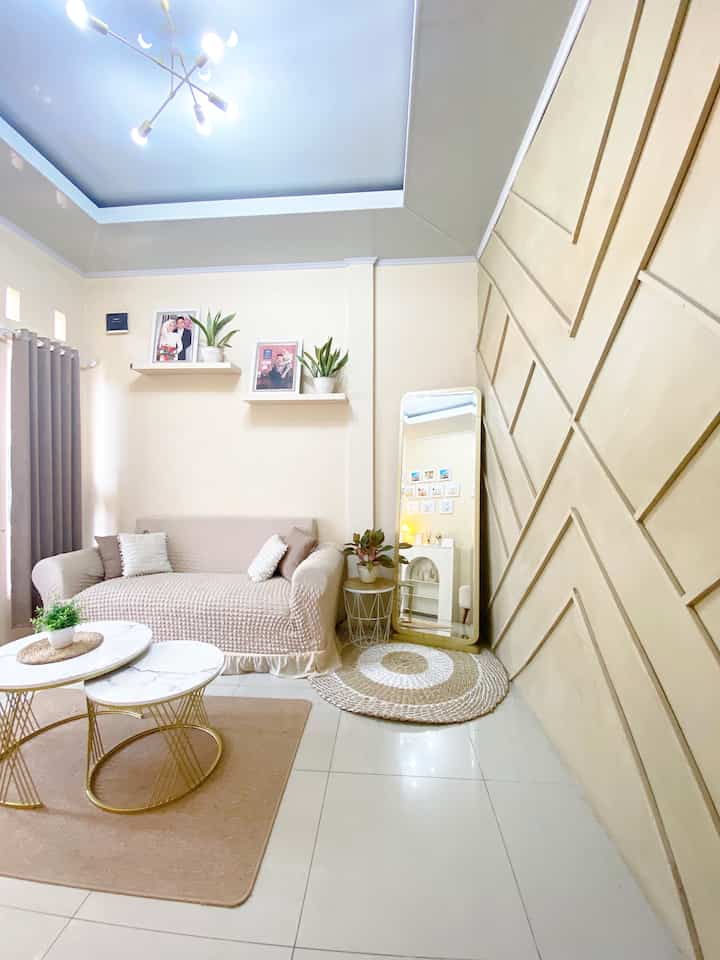 Lighting di ruang tamu 

Di ruangan ini kami menggunakan 2 jenis lampu baik itu lampu cool white dan juga lampu warm. 
Lampu cool white yang kami pasang pada plafon ruangan ini, kami hanya gunakan jika ada tamu datang pada malam hari. Sedangkan lampu yang sering kamu gunakan adalah lampu warm pada lampu meja diatas rak perapian di ruangan ini. 
Karena lampu warm membuat ambience / mood yg hangat pada ruangan ini 🧡

#HomeLighting #InspirasiLampu #LampuRumah #rumahdarabayu #rumahmungil #rumahdibekasi #rumahminimalis #bekasi #ruangtamu 