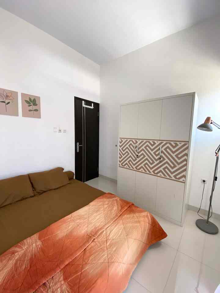 Master bedroom di ruangan 3x3 meter ✨

Bagiku kamar tidur yang nyaman adalah kamar tidur simpel dengan furnitur yang memang diperlukan. Aku memilih untuk menyimpan segala perintilan di lemari dan tidak memajangnya, supaya kamar keliatan lega. Kamar ini berada di lantai 2 langsung terhubung dengan balkon, membuatnya selalu terang dan terasa segar.

#BedroomStyling #BedroomDecor #MakeOverKamarTidur #kamartidursimpel #rumahminimalis #homedecor #homestyling