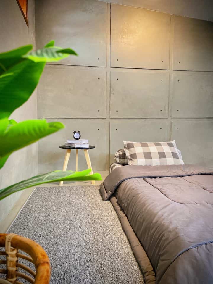 KAMAR ANAK INDUSTRIAL ala PINTEREST 🤍✨🫶
.
Iseng-iseng bikin dekorasi kamar anak ala Pinterest yang temanya tetep Industrial, daaan eh kok hasilnyaaa suka bgttt ini mah 😆🥰
.
Ohyaa Sprei dan Bedcover gantengnya ini matching banget yaah sama wall eksposenya Prameshouse 😍
.
#BedroomStyling #BedroomDecor #MakeOverKamarTidur #kamaranakminimalis #kamarindustrial #kamaranakindustrial