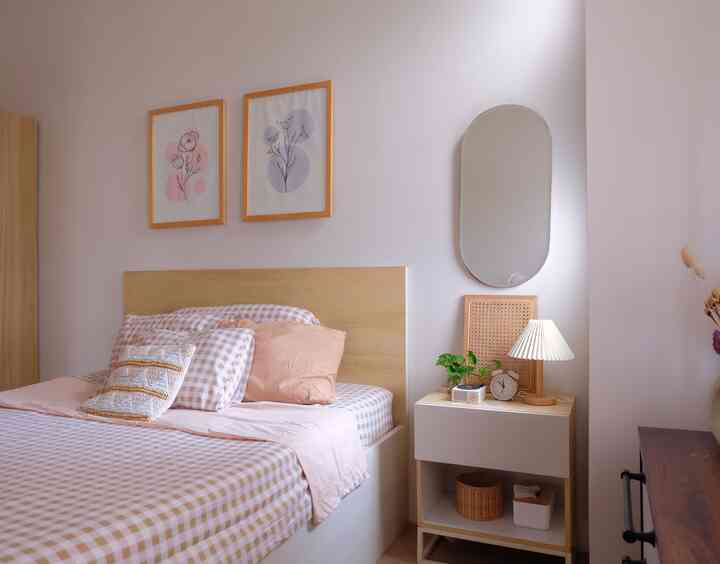 Kami ingin suasana nyaman dan menenangkan di ruang tidur ini, karenanya kami tidak menaruh banyak barang agar tetap lega. 

Headboard tempat tidur dengan motif kayu sekaligus menjadi "hiasan" di belakang tempat tidur. Kami juga menambahkan 2 frame ukuran 45 x 65cm agar diatas headboard tidak terlalu polos. 

Side table selain tempat menaruh berbagai macam barang kebutuhan kamar tidur, juga sebagai tempat untuk menaruh dekorasi kamar tidur. Dekorasi di meja lebih mudah dipindah-pindah kalau bosan, daripada menaruh dekorasi di dinding.

#BedroomStyling #BedroomDecor #MakeOverKamarTidur #JapandiBedroom 
