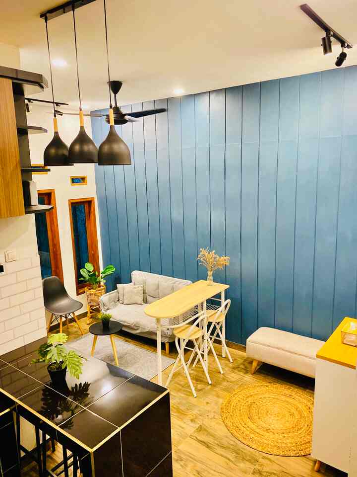 Menurutku kehangatan ruangan di dalam rumah bisa dimulai dari pencahayaan yang diciptakan di dalamnya, bermula dari kesukaanku liat lighting - lighting toko Baju yang warnanya banyak didominasi oleh lampu -lampu warna warm, finnally aku memutuskan untuk pasang semua warna lampu dirumah dengan tone warm light ✨
.
#HomeLighting #InspirasiLampu #LampuRumah #Lighting #ToneLighting #WarmLighting