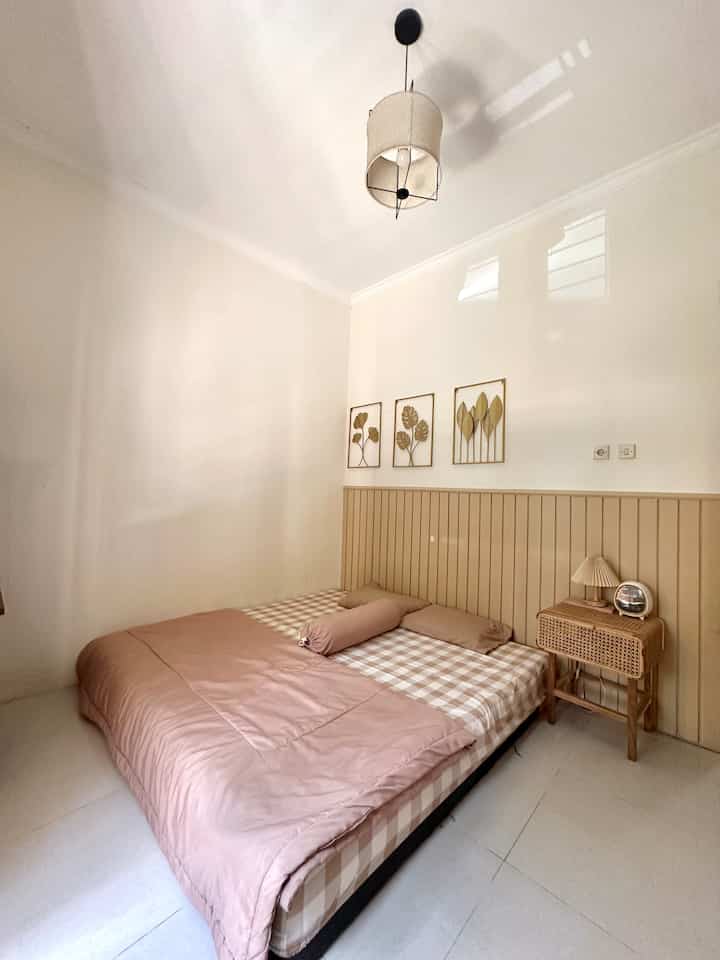 Kamar ukuran 3x4 meter ini sangat sederhana dengan hiasan wall batten di dinding memberikan vibes warm dan juga dengan hiasan dinding yg aesthetic membuat kamar menjadi lebih nyaman🫶🏻

#BedroomStyling #BedroomDecor #MakeOverKamarTidur #Japandi #desainkamartidur