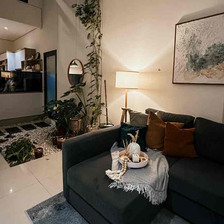 Selamat sore dari living room casaaksadaru👋🏻

Lighting salah satu hal penting dalam menciptakan suasana nyaman dan homey dirumah. Di rumah ini ada dua lighting yaitu dengan tipe warm dan cool. Khusus di living room ada standlamp ini yang menambah estetik dan juga suasana menjadi lebih lebih warm lagi. Magic ya beda lighting aja tuh ambience nya udah beda banget.

Beginilah suasana sore di casaaksadaru pada saat lampu warm menyala. Beda lagi nih kalau kami pilih cool lampu pastinya akan lebih terang. Jadi memang sesuai suasana hati aja nih kapan pakai lampu warm dan kapan pakai lampi cool. Yang pasti ketika ada tamu nah pasti lampu cool yang menyala. 

Semoga lighting di casaaksadaru bisa menjadi inspirasi yaa. Thanks sudah mampir! 🪴🫶🏻

#HomeLighting
#InspirasiLampu
#LampuRumah
#casaaksadaru