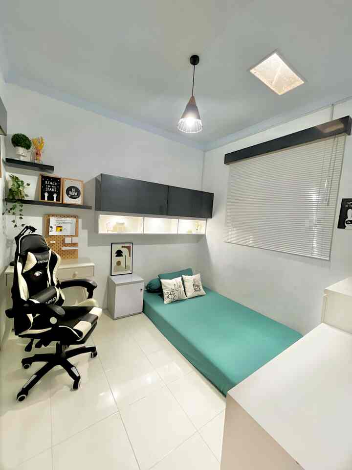 Dulu kamar ini adalah GUDANG.. ruangan yang penuh sesak dengan barang-barang dan gelap.
Alhamdulillah sekarang bisa diRenov menjadi kamar anak.
Dengan di beri tambahan jendela, dan ventilasi, jadi bisa lebih terang.
Tembok yg awalnya warna biru tua, sekarang mendjadi warna putih terang.

Ukuran kamar ini  3x3 meter saja, walau tidak cukup luas, ternyata tetap bisa rapi dengan ditata ya moms..
Aku beri rak tempel diDinding, dengan tujuan biar tidak memakan tempat 😇
Dengan ukuran 120x200cm, jadi masih banyak sisa ruang untuk furniture lainnya.

Semoga bisa menjadi bahan referensi buat momy-momy yang lagi mau bikin kamar anak ya…

#kamaranak #kamaranakcowok #kamaranaklakilaki #idekamartidur #idekamaranak #bedroomdesign #bedroomdecor #bedroom #bedroomStyling #makeoverkamartidur