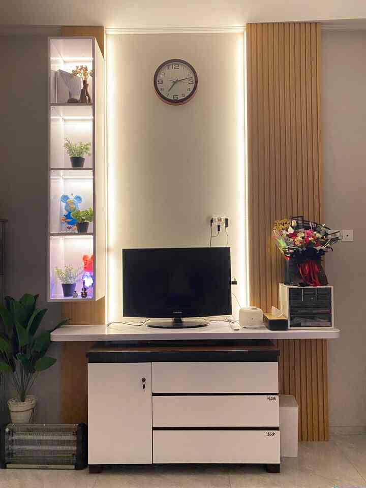 Lighting di area backdrop Tv di kamar utama, memakai led strip memanjang dari bawah sampai atas. Begitu juga di setiap kabinet pajangan dipasang led strip untuk menerangi ruang dalamnya.

#HomeLighting
#InspirasiLampu
#LampuRumah
