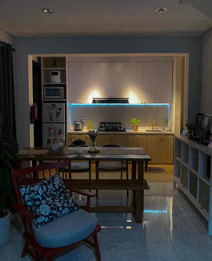 Lighting #segehouse
penting lighting untuk memberikan pengaruh kenyamanan bagi penghuni rumah , juga dapat memberikan kesan indah yang biasa disebut aestetik 

Memasuki bulan ke 6 menempati rumah ini , seperti nya unsur lighting di rumah ini masih berfokus pada area dapur , karna saya dan suami sepakat yang menjadi pusat saat berada dirumah ini adalah dapur

Untuk memberikan kesan fokus , kami memberikan lampu sorot , sehingga pantulan cahaya pasti tertuju pada area dapur, warna warm di pilih untuk menhadirkan kehangatan.

Dan untuk asesoris tambahan kami mengunakan lentera yang kami isi dengan lampu , sehingga pantulan cahaya yang keluar memberi kesan nyaman

Di bulan ke 6 ini makin banyak ide yang kami bicarakan , dari ingin menambahkan lampu di sudut2 tertentu. Semoga berjalannya waktu ke depan nya setiap sudut rumah kami bisa tertata lebih baik lagi, serta bisa menjadi bahan inspirasi bagi yang ingin mulai mendokor rumah. Karna kami berdua pun seiring berjalannya waktu masih terus belajar mengisi dan mendekor rumah sesuai konsep yang ingin kami terapkan.

#homelighting
#inspirasilampu
#lampurumah
#segehouse
#minimaliskontemporer