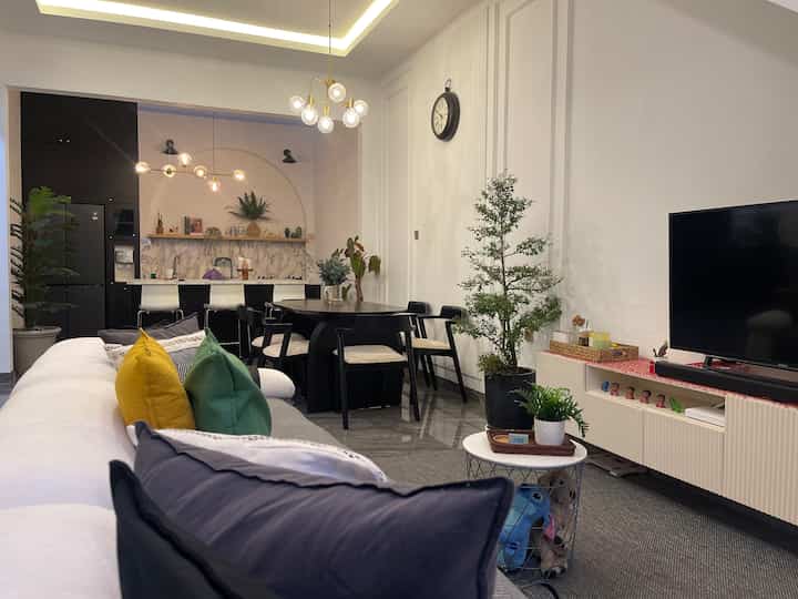 In line... yes, everything is drawn because there are no partitions.
Our intention is to make our room on the 1st floor quiet and spacious, so we just created an open space.
It can be a family gathering so you can chat together here.

The color was confusing between white and wood elements, and monochrome... in the end, to look handsome, I just chose black.
Bair is easy to match in...

Be like this.
#decoration #openspace
#homedecor #homestagram #livingroomdecoration
#kitchendecor #dinningroom #vshome #mystyle #homedecoration
