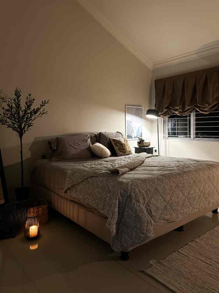 Lighting Di Kamar Tidur Kami.

Lighting yang digunakan hanya lampu hias tanpa lampu plafon.Standing lamp dan table lamp desain klasik modern agar terkesan vintage.Ambiance yang diinginkan adalah warm cozy.Lampu plafon hanya pada area wardrobe dan kamar mandi.
Cahaya dari sudut kamar membuat kamar jadi nyaman dan rileks.

#HomeLighting
#InspirasiLampu
#LampuRumah
#PencahayaanKamarTidur
#KamarTidur
#Vintage