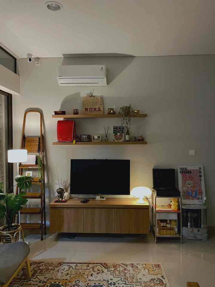 Our family is a fan of warm lighting 🧡
So the choice of lamps in the house also uses lamps with a color temperature of around 2500 k.
A room with a warm ambience has been proven to provide calm for the people who occupy it.

BTW, we also still have several wishlists of designer lamps to complement the interior of the house.
Hopefully this wish list can come true soon and the ambience of our house can be even warmer 🥰

#HomeLighting
#lampinspiration
#houselights

#warmlighting
