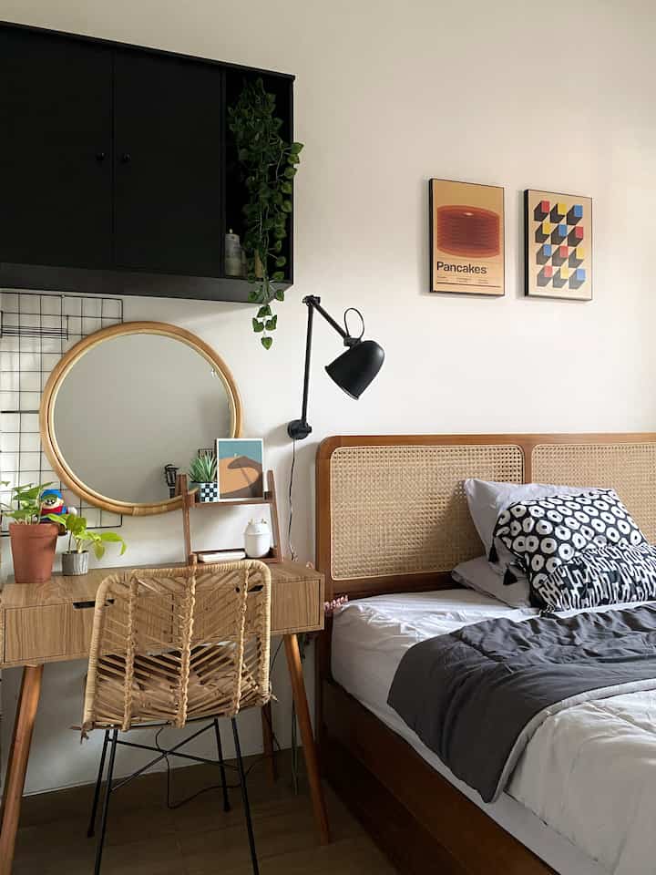 Hai! Dari bedroom pertama yang aku share, ada beberapa penambahan. Yaitu adanya cermin di meja riasnya dan tambahan detail kecil seperti tanaman. Kamar 3x3.5 ini terasa cukup luas karena tidak ada wardrobe di kamar ini.

Jika dilihat dari ruangan lain, area kamar memiliki warna yang lebih lembut dan warm. Aku sengaja memberi tema yang hangat agar tidak terlalu banyak warna yang aku lihat ketika akan istirahat. Dan sama seperti ruangan lain juga, produk skincare maupun make up aku letakkan semuanya di dalam rak atas meja agar terasa selalu tertata. Hematnya sih, bangun tidur aku cukup menata kasur aja. ;)

#BedroomStyling #BedroomDecor #MakeOverKamarTidur #dasacavana #tipe36 #tinyhouse #tinybedroom #modernhouse #interiorideas #36m2 