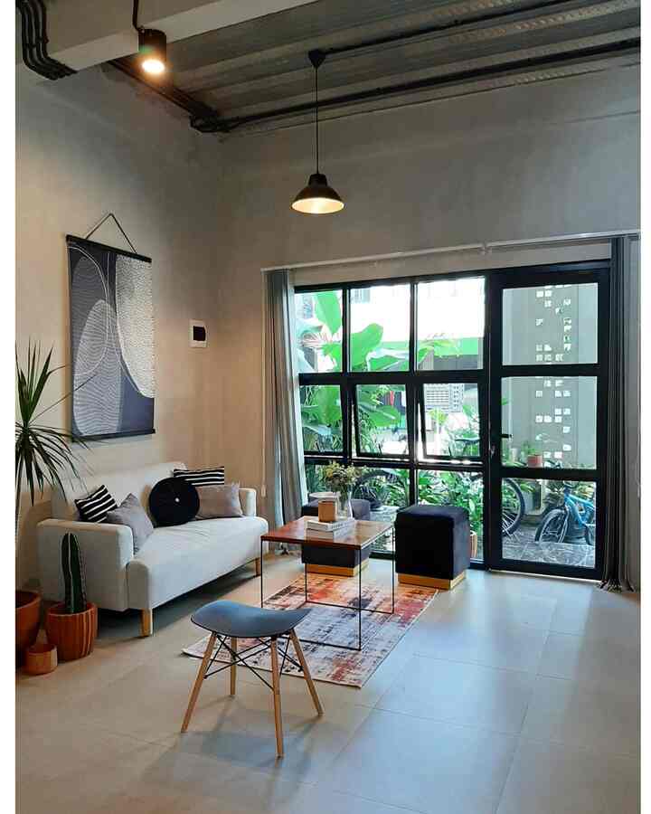 Permainan warna lampu memang bisa bikin beda suasana suatu ruangan, tapi jangan sampai salah milih ya biasanya ruangan produktif kaya ruang kerja/ruang belajar, dapur lebih cocok menggunakan lampu dgn pencahayaan yg terang sedang ruang tidur, teras lebih pas klo menggunakan pencahayaan yg warm 

Klo di rumahku sendiri lt bawah banyak menggunakan lampu warna light warm dgn model lampu yg simple ga banyak ornamen biar sesuai dgn konsep rumahnya 



#homelighting #inspirasilampu #lampumurah #dekorasiruangtamu #interiormodern #renaiput
