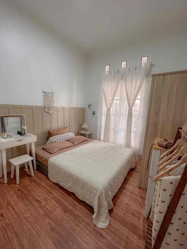 Suka banget dengan perpaduan warna coklat, white, wood seperti ada manis-manisnya. Itu alasan kenapa memilih furniture dalam kamar ini berbalut wood & white. Lebih ke ingin ala-ala japandi dengan balutan white wood. 

Semoga menginspirasi 🤎🤍🤎🤍
#BedroomStyling #BedroomDecor #MakeOverKamarTidur #KamarTidur #Japandi #KamarTidurWhiteWood