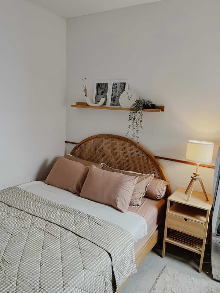 Kamar tidur utama berukuran 3x2.8m ini didominasi oleh furniture bernuansa kayu dengan aksen rotan, kami sengaja memilih warna kayu natural dan perpaduan warna dekorasi nuansa earth tone supaya ruangan yang kecil lebih terasa lapang dan nyaman.

#BedroomStyling #BedroomDecor #MakeOverKamarTidur #scandinavian #rumahcluster #BedroomInspo