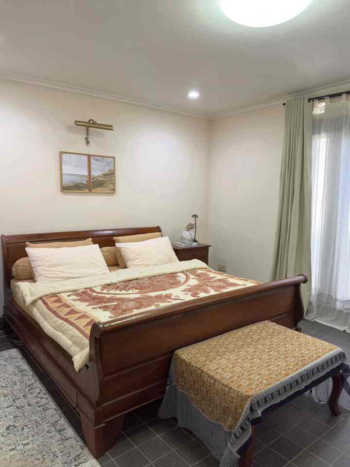• Bedroom •

Kamar adalah tempat untuk beristirahat, 
buat ku kenyamanan kamar penting untuk meningkatkan kualitas istirahat yang baik.

Untuk menciptakan suasana yang hangat dan memberi efek relax di kamar, aku menggunakan warna-warna hangat pada dekorasinya, seperti warna earth tone dan menambahkan led candle.

#BedroomStyling
#BedroomDecor
#MakeOverKamarTidur
#idekamar
#dekorasikamar
#bedroom #kamartidur 