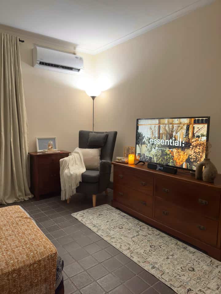 Lighting atau pencahayaan punya peran besar dalam merubah suasana.

Kamar tidur utama dan foyer di rumah ini menggunakan warm lighting untuk menciptakan coziness dan welcoming atmosphere.
Sedangkan untuk ruang kerja, ruang makan dan dapur menggunakan overhead lighting berwarna putih untuk kenyamanan bekerja dan beraktivitas.

Selain color tone, arah dan style dari lighting juga mempunyai pengaruh terhadap suasana dan estetika.
Di rumah ini sebagian besar menggunakan lampu downlight. 
Salah satu desain lampu favorit ku dan yang menjadi focal point di rumah ini adalah lampu gantung antik di bagian foyer.

#HomeLighting
#inspirasiLampu
#LampuRumah
#lighting #lampu #lampuantik #lampugantung 