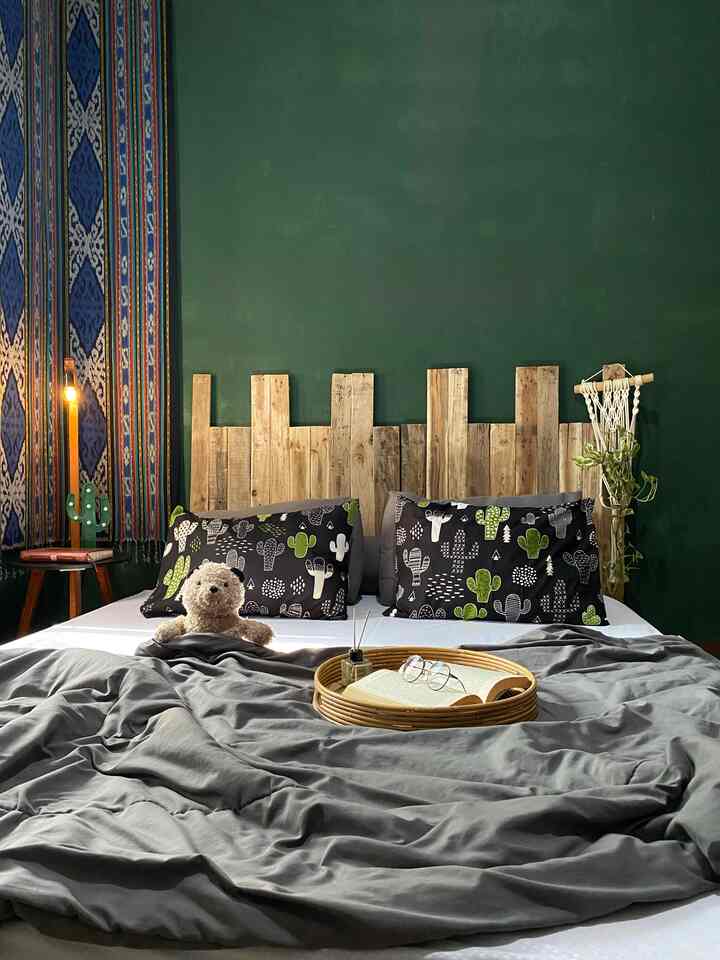 Kamar utama yang tidak terlalu luas ini kami pilih menggunakan dipan kayu pallet dan headboard costum, iya konsep lesehan yang membuat kamar terlihat luas. Pembelian kayu palet kami beli via online tap pembelian ada pada gambar 

#BedroomStyling
#BedroomDecor
#Makeoverkamartidur
#tempattidurkayupalet
#industrial #Rustic