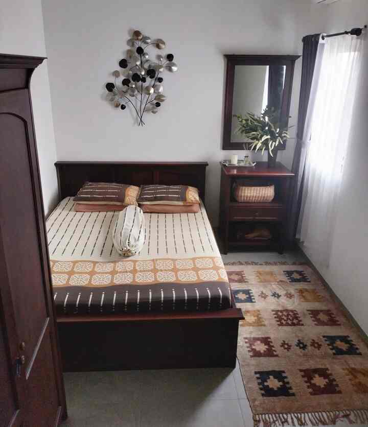 Beginilah, kamar utama kami. Sederhana saja. 
Namun saat ini juga sudah sangat memadai. Nyaman dengan nuansa jadul dari dipan, buffet dan lemari jati. 

Set perangkat di kamar tidur ini adalah hadiah pernikahan dari papa. Sangat membantu pada saat itu, satu satunya furniture lengkap saat memulai rumahtangga.

Harapan ke depannya bisa redecorate dengan menambah spc di lantai agar lebih memiliki vibes warm. Semoga ada rejekinya.

Kuharap warga Ohouse berkenan dengan kamar tidur nuansa jadul ini yaaa.

#BedroomStyling #BedroomDecor #MakeOverKamarTidur #kamarjadul #vintage 