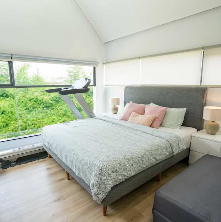 Kamar tidur utama kami memancarkan nuansa minimalis, didominasi warna putih dipadukan dengan warna kayu ek terang, mengingatkan pada suasana hotel yang tenang. Tempat ini menawarkan tempat peristirahatan yang tenang, cocok untuk peremajaan dan relaksasi.

#Penataan Kamar Tidur
#Dekorasi Kamar Tidur
#MakeOverKamarTidur
#minimalis
#Skandinavia
#rumahcluster
#jaktim
#nordichome
#theABChaven
